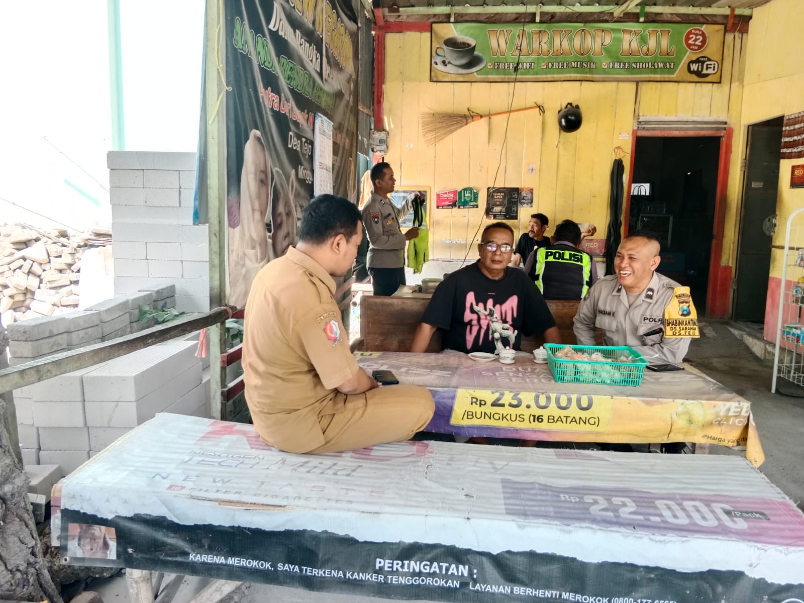 Kunjungan Bhabinkamtibmas Polsek Kanor ke Warga