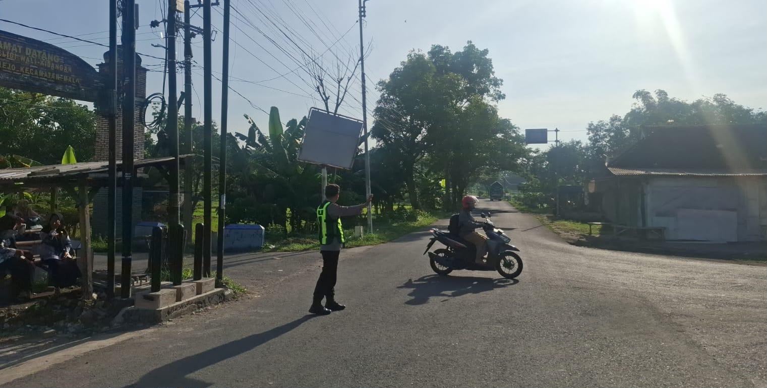 Anggota Polsek melaksanakan gaktur lalin Antisipasi laka lantas dan kemancetan