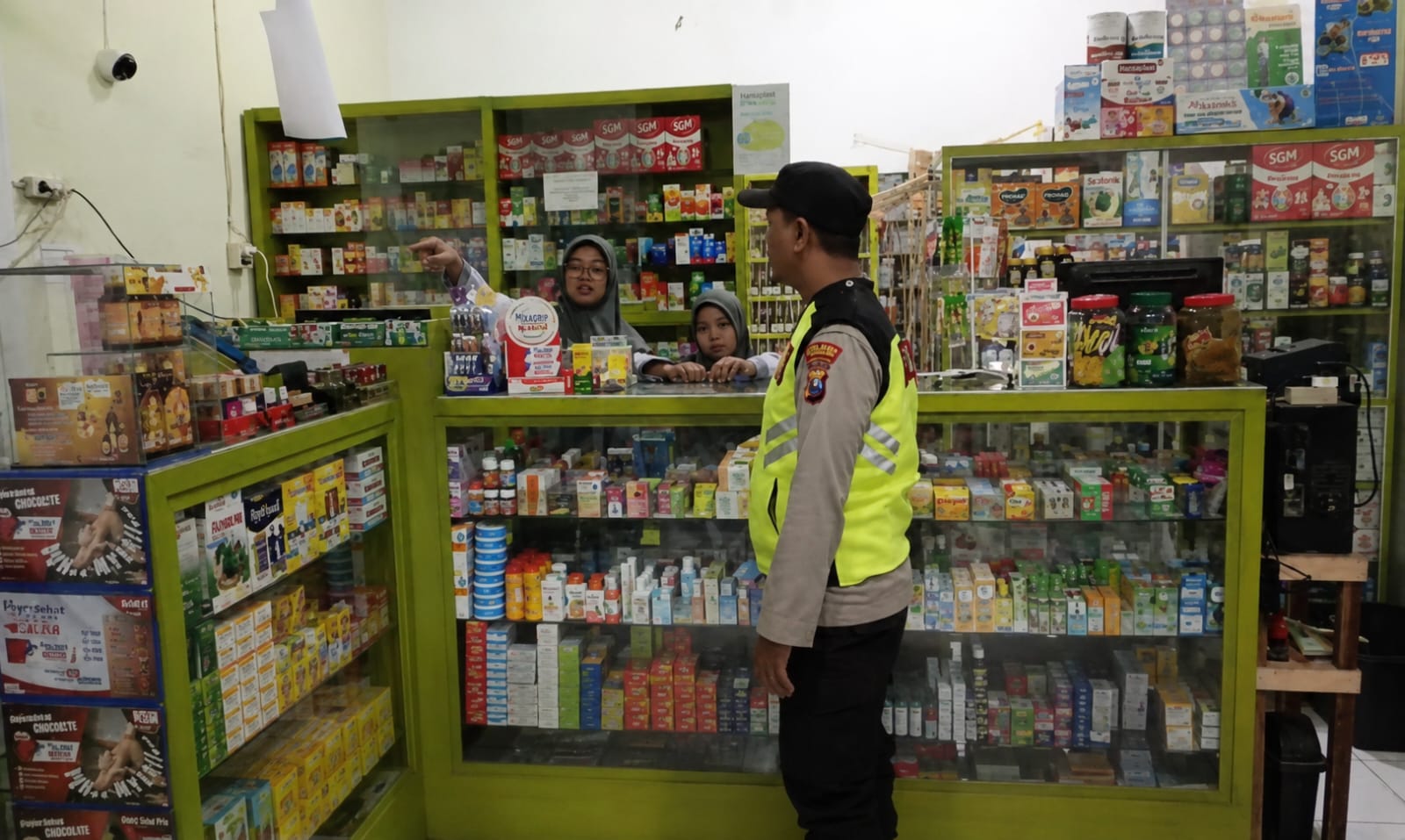 Jaga Kamtibmas, Bhabinkamtibmas Polsek Kanor Laksanakan Patroli di Apotek