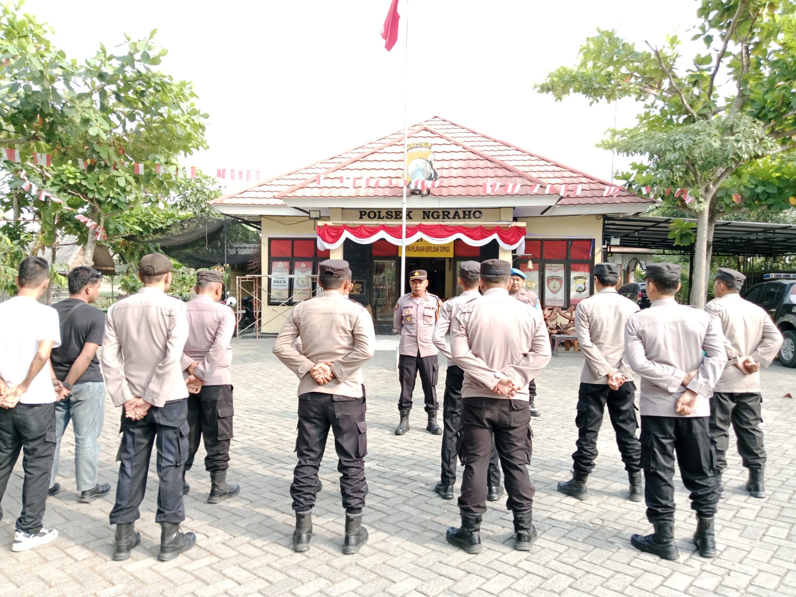 Polsek Ngraho Polres Bojonegoro Melaksanakan Apel Pagi Wujudkan Kesiapan Personel dalam Memberikan Pelayanan Prima kepada Masyarakat