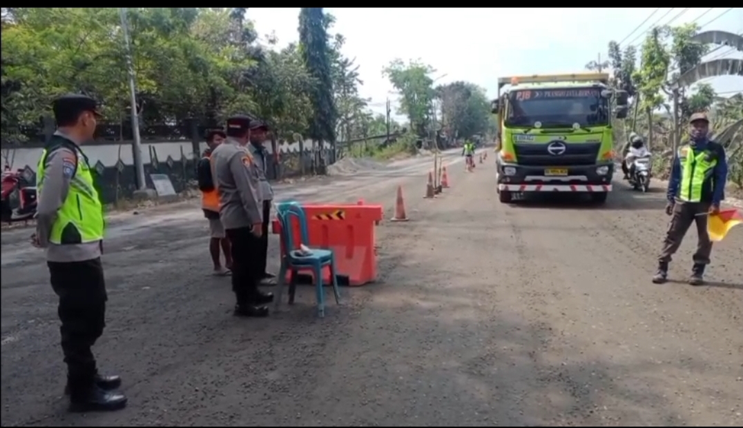 Kapolsek Kalitidu Pimpin Anggotanya Lakukan Rekayasa Lalu Lintas Untuk Mengurai Kemacetan