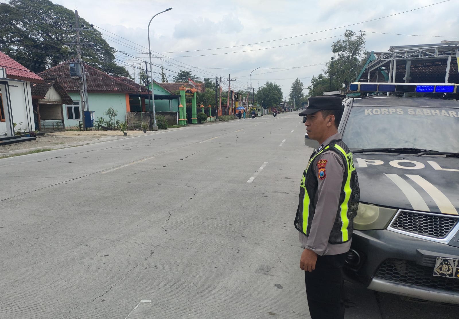 Personil Polsek Ngraho Laksanakan Patroli Siang Hari di Jalan Raya untuk Antisipasi Tindak Kejahatan 3C