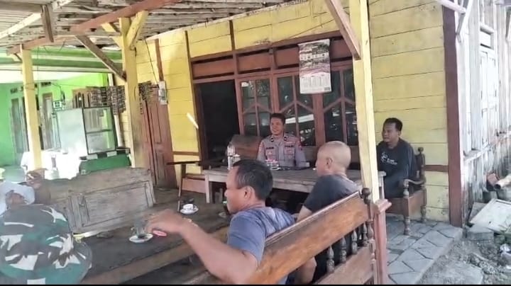 Dialogis Berikan Pesan Kamtibmas Pada Saat Cangkrukan