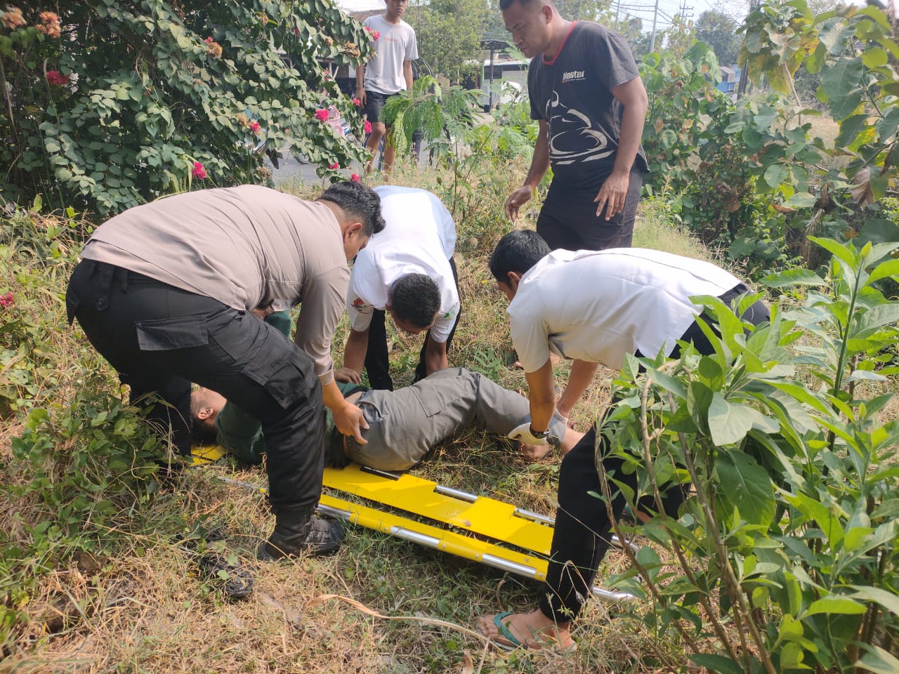 Respon Cepat Personel Polsek Baureno Bantu Korban Laka Lantas