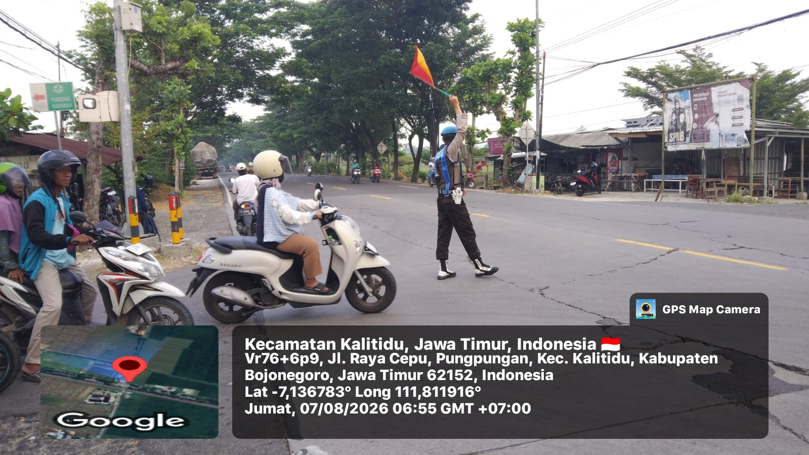 Anggota Polsek Kalitidu Melaksanakan Pengaturan Arus Lalu Lintas Antisipasi Kemacetan
