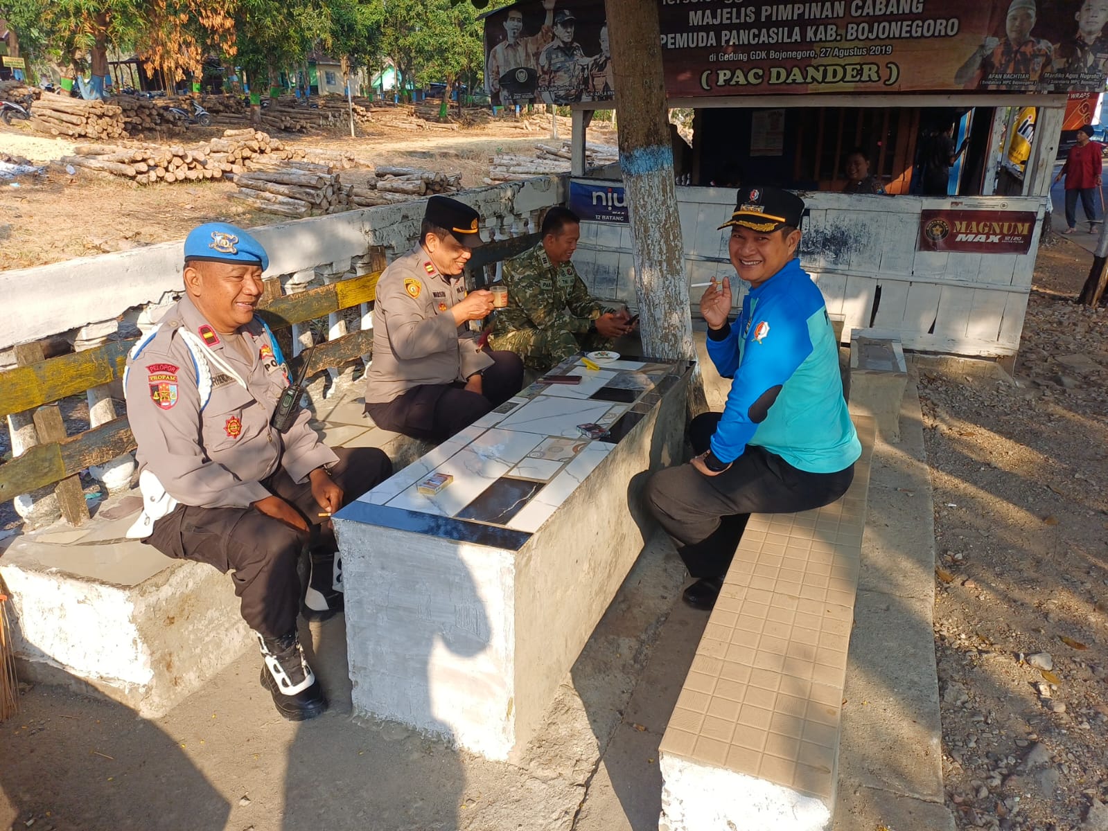 Pererat Sinergi, Forpimcam Dander Gelar "Coffee Morning" dan "Cangkrukan Jum'at Curhat" di Warkop Wilayah Dander