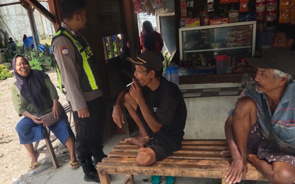 Bhabinkamtibmas Polek Ngraho Sambangi Warung Kopi, Sosialisasikan Layanan 110 dan Cegah Narkoba