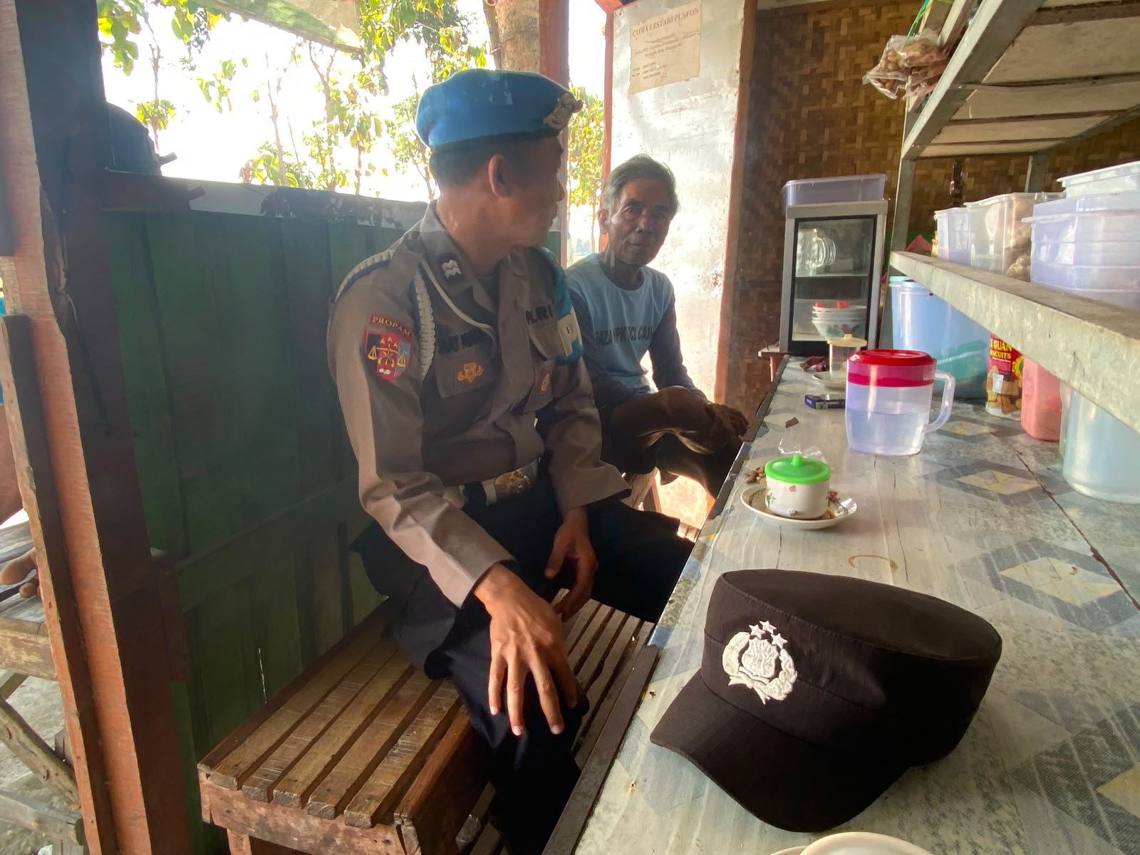 POLSEK SUMBERREJO HADIR DI TENGAH MASYARAKAT, LEWAT SECANGKIR KOPI SAMPAIKAN PESAN KAMTIBMAS