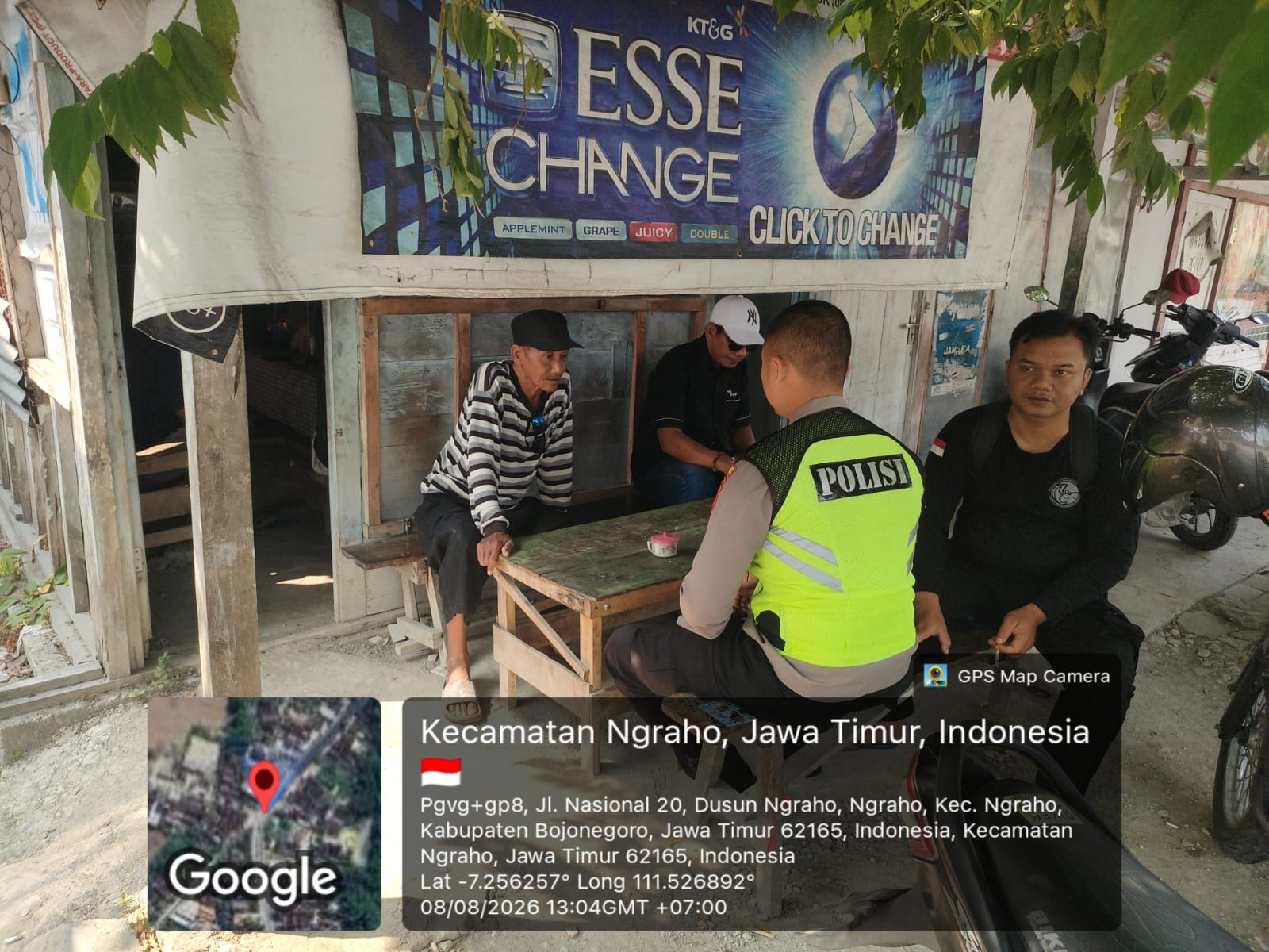 Personil Polsek Ngraho Laksanakan Patroli dialogis Siang Hari di Warung kopi untuk Antisipasi Tindak Kejahatan 3C