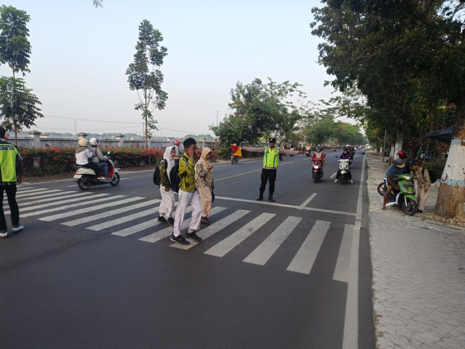 Polsek Sumberrejo Gelar Giat Sapa Pagi, Bantu Kelancaran Lalu Lintas dan Seberangkan Pelajar