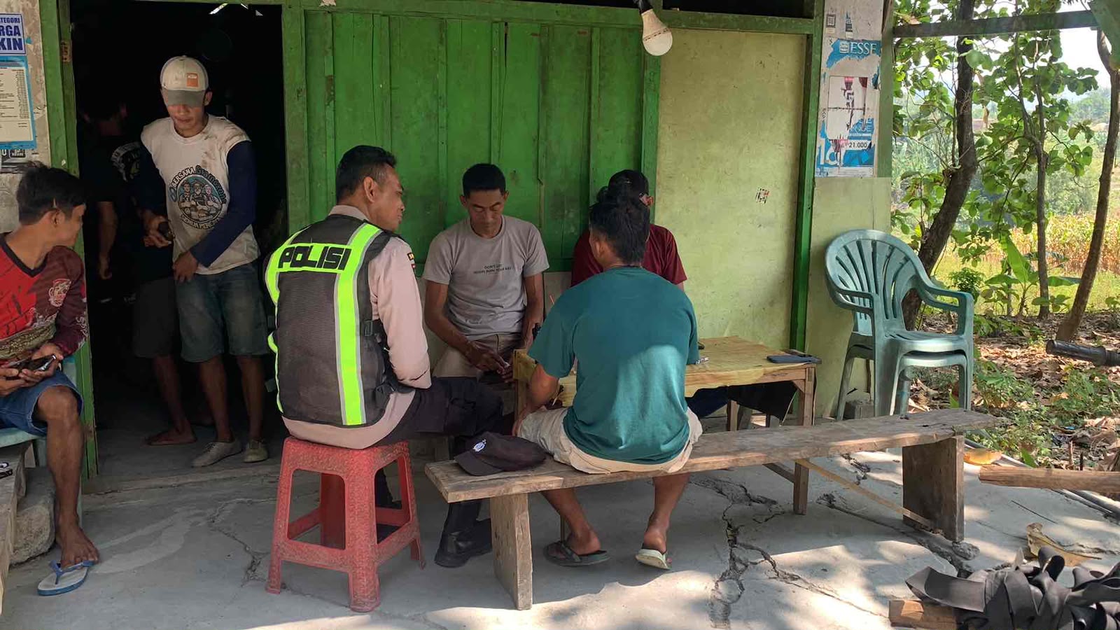 Anggota Polsek Gondang Giat patroli Dialogis dengan pegawai Indomaret.