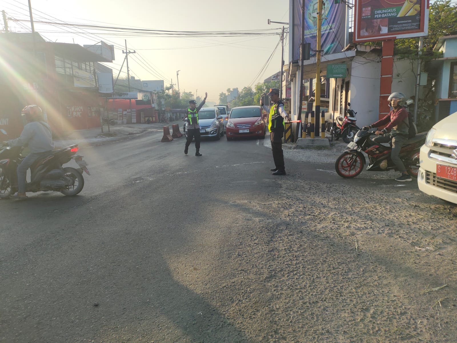 Polsek Kapas Gelar Sapa Pagi dan Pengaturan Lalu Lintas di Perempatan Proliman Kapas