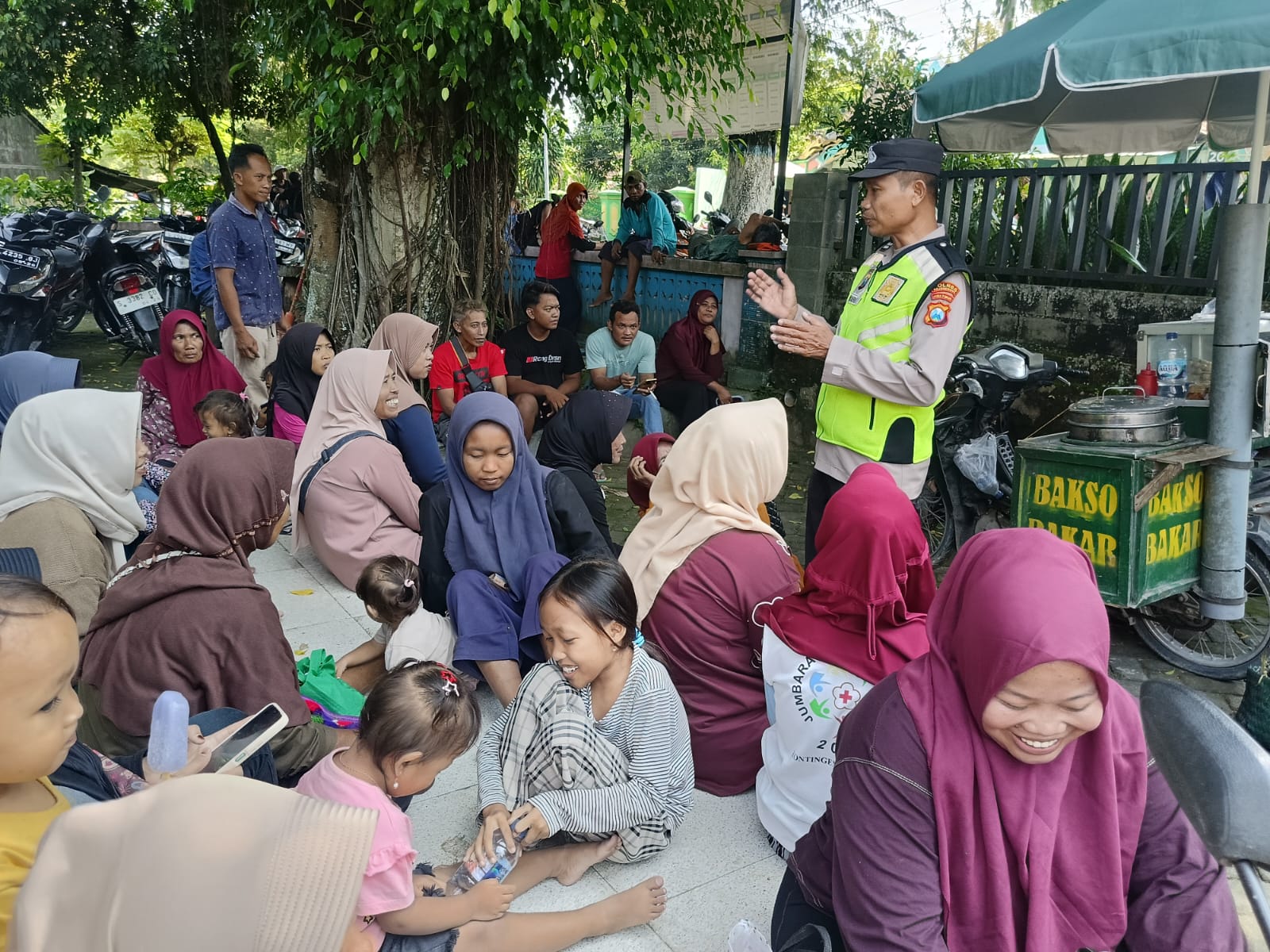 Petugas Jaga Polsek Margomulyo Giat Patroli Dialogis dan Memberikan Himbauan Kamtibmas.