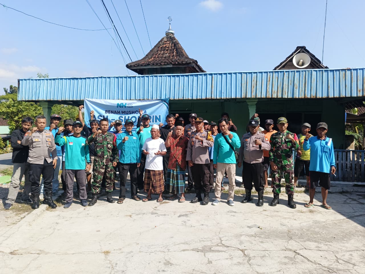 Sinergi Polsek Ngraho, Koramil Ngraho dan Yayasan Nurul Hayat serta Warga Gotong Royong Benah Mushola Ashobirin
