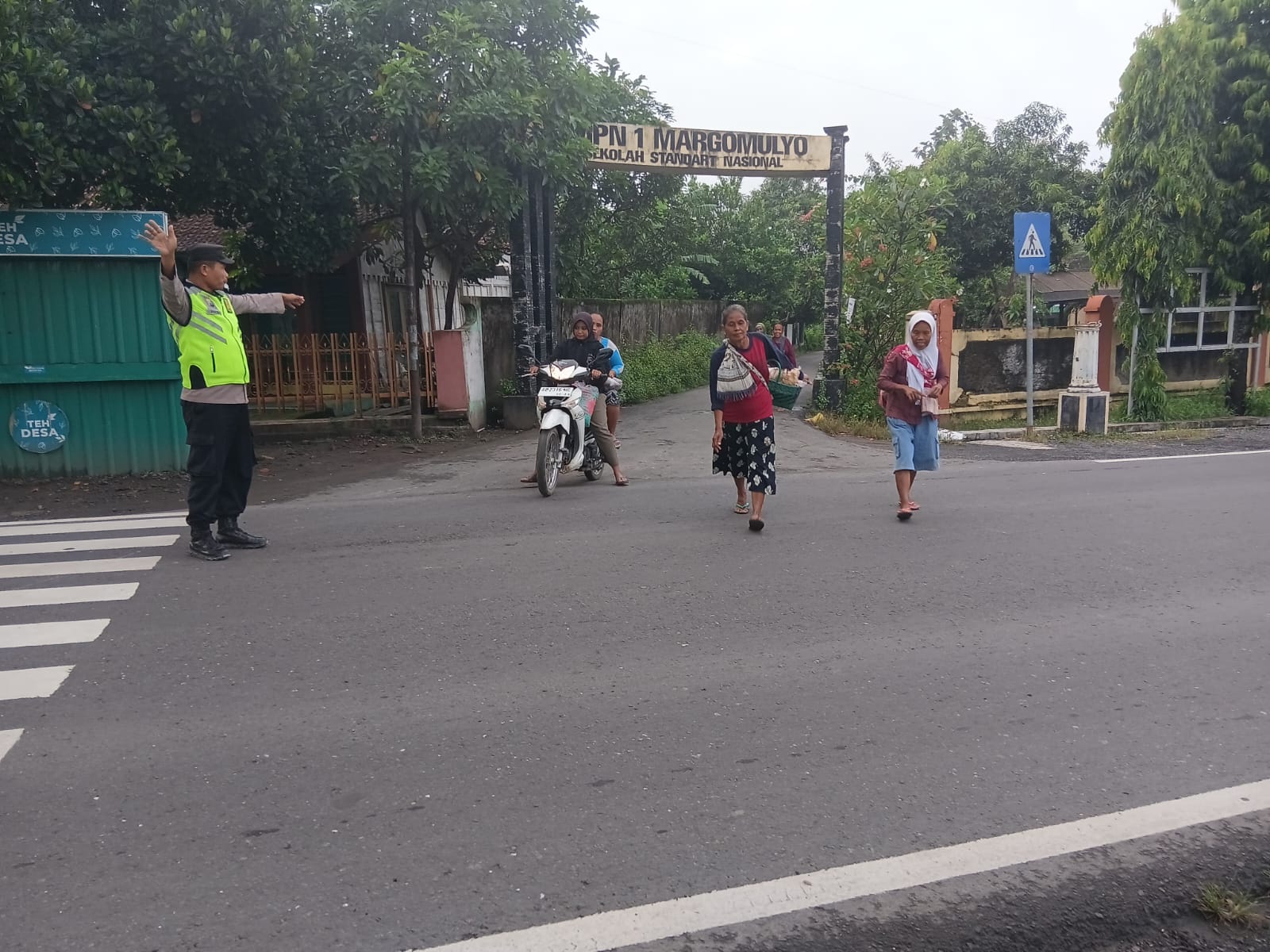 Polsek Margomulyo Sapa Pagi Pengaturan Arus Lalu Lintas Anak Sekolah di SMPN Margomulyo