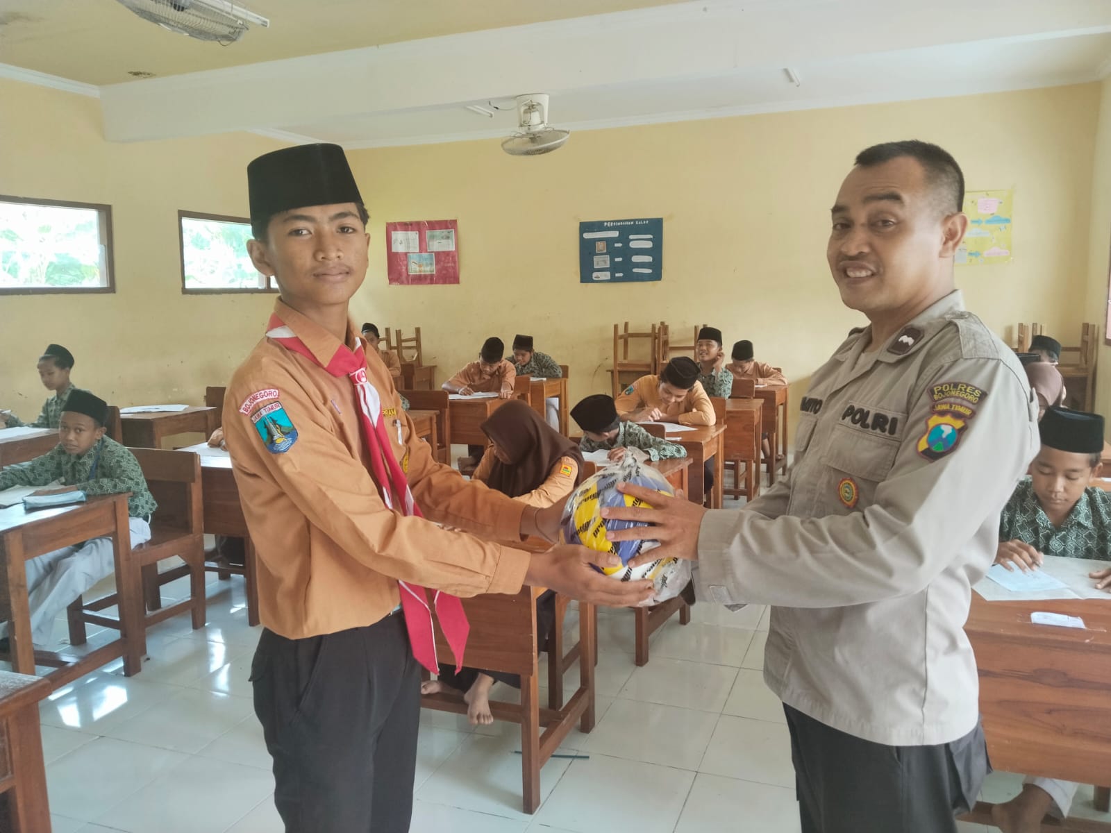 Cegah Kenakalan Remaja Ps. Kanit Binmas Polsek Kanor Polres Bojonegoro Berkunjung ke Sekolah