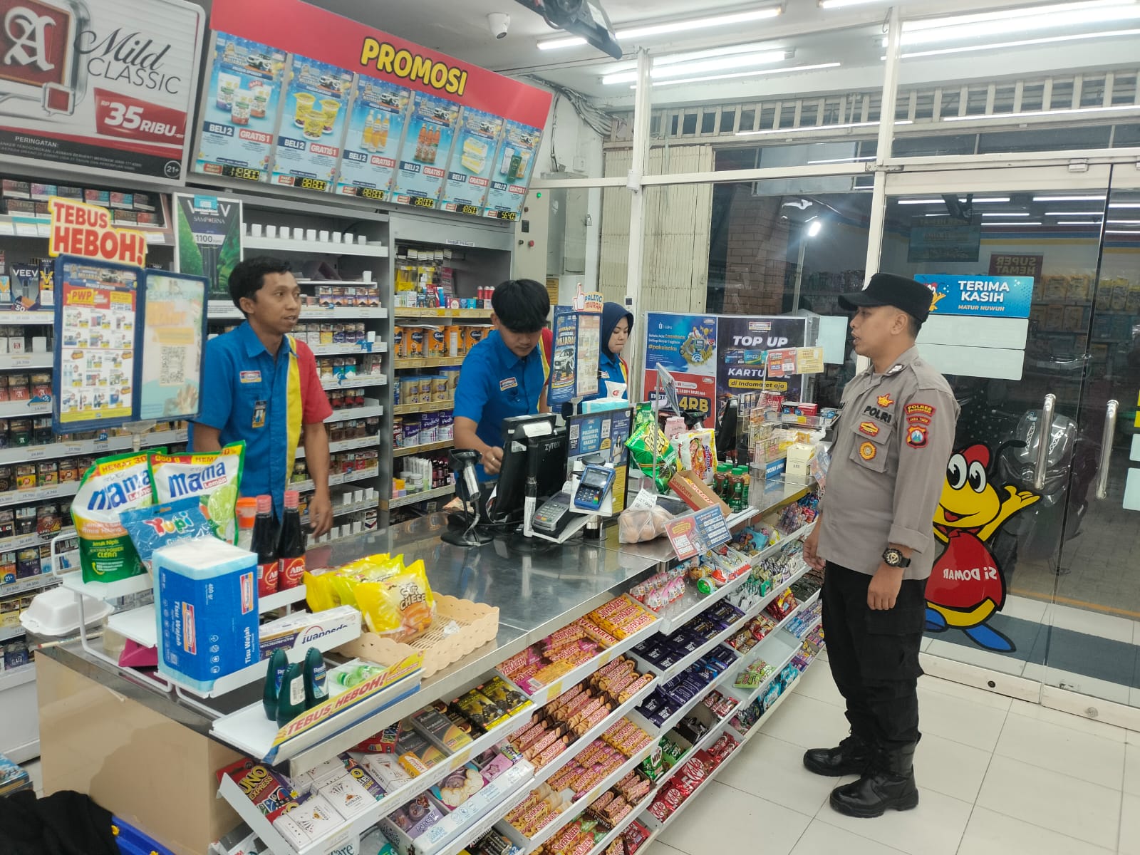 Anggota Polsek Dander Melaksanakan Patroli Wilayah Malam Hari Di Pertokoan Indomaret Dander