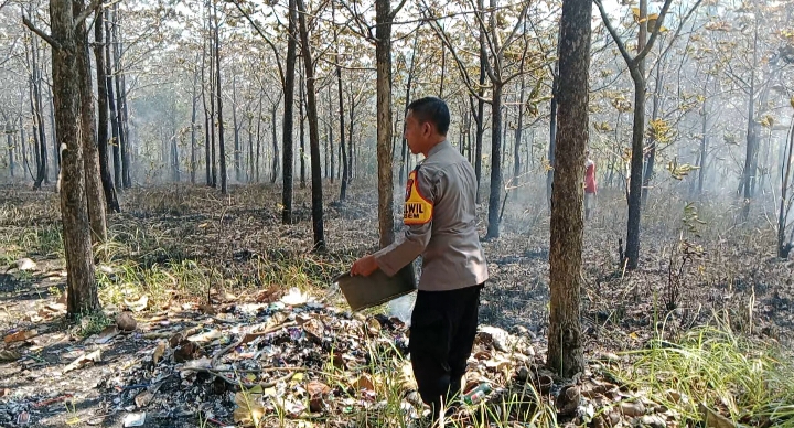 Respon Cepat Kapolsek Ngasem Padamkan Api di Kawasan hutan