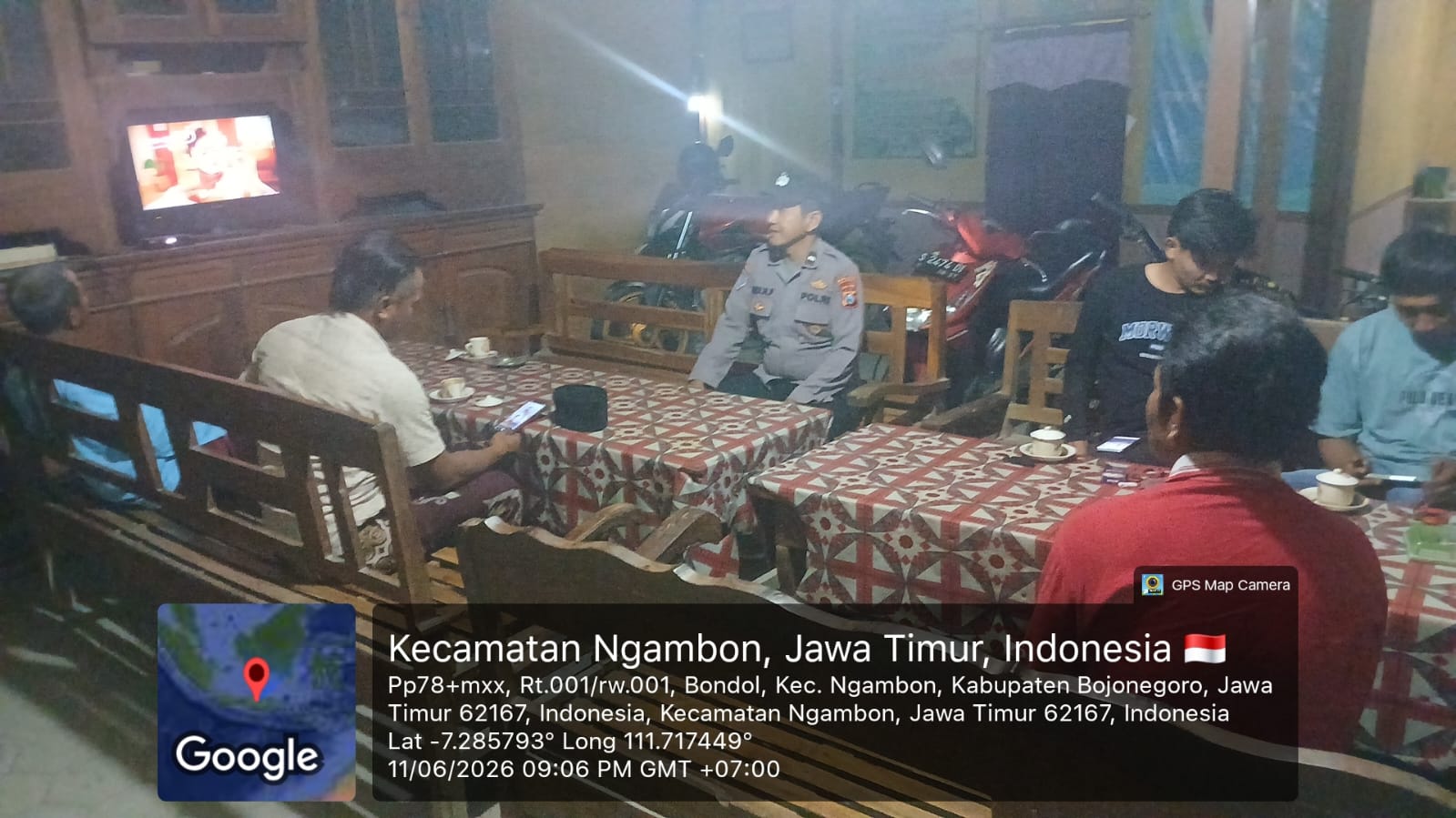 Kanit Binmas Polsek Ngambon sambang dengan warga di desa bondol Kec. Ngambon
