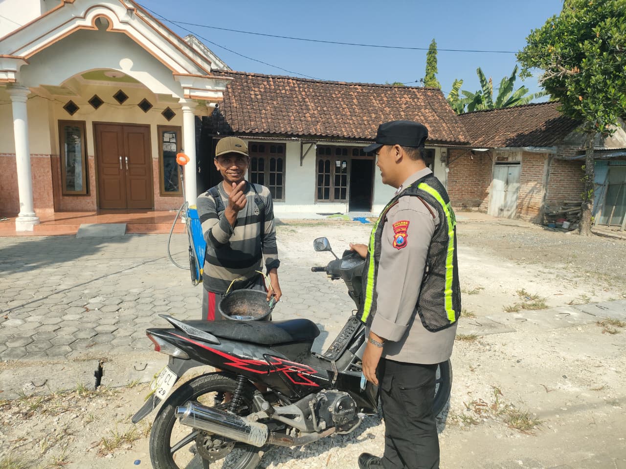 Polsek Kapas Gelar Sapa Siang Dialogis dengan Senyum Bersama Warga Desa Plesungan