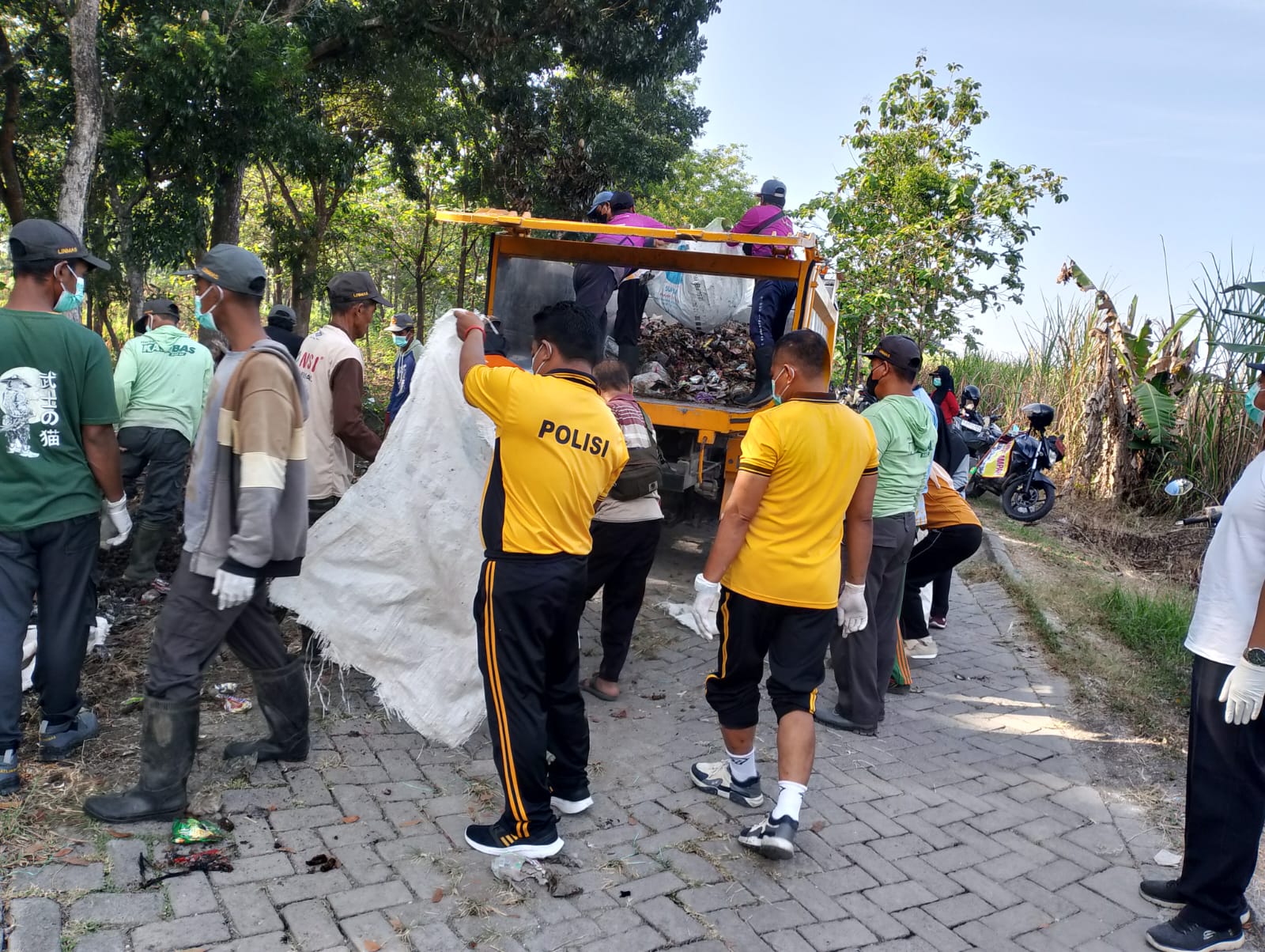 Jumat Bersih Serentak, Polsek Purwosari dan Forkopimcam Serta Pemdes Perkuat Sinergi Demi Lingkungan Sehat