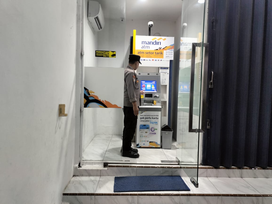 Anggota Polsek Dander Melaksanakan Patroli Malam Di Obvit Perbankan Bank Mandiri Unit Dander