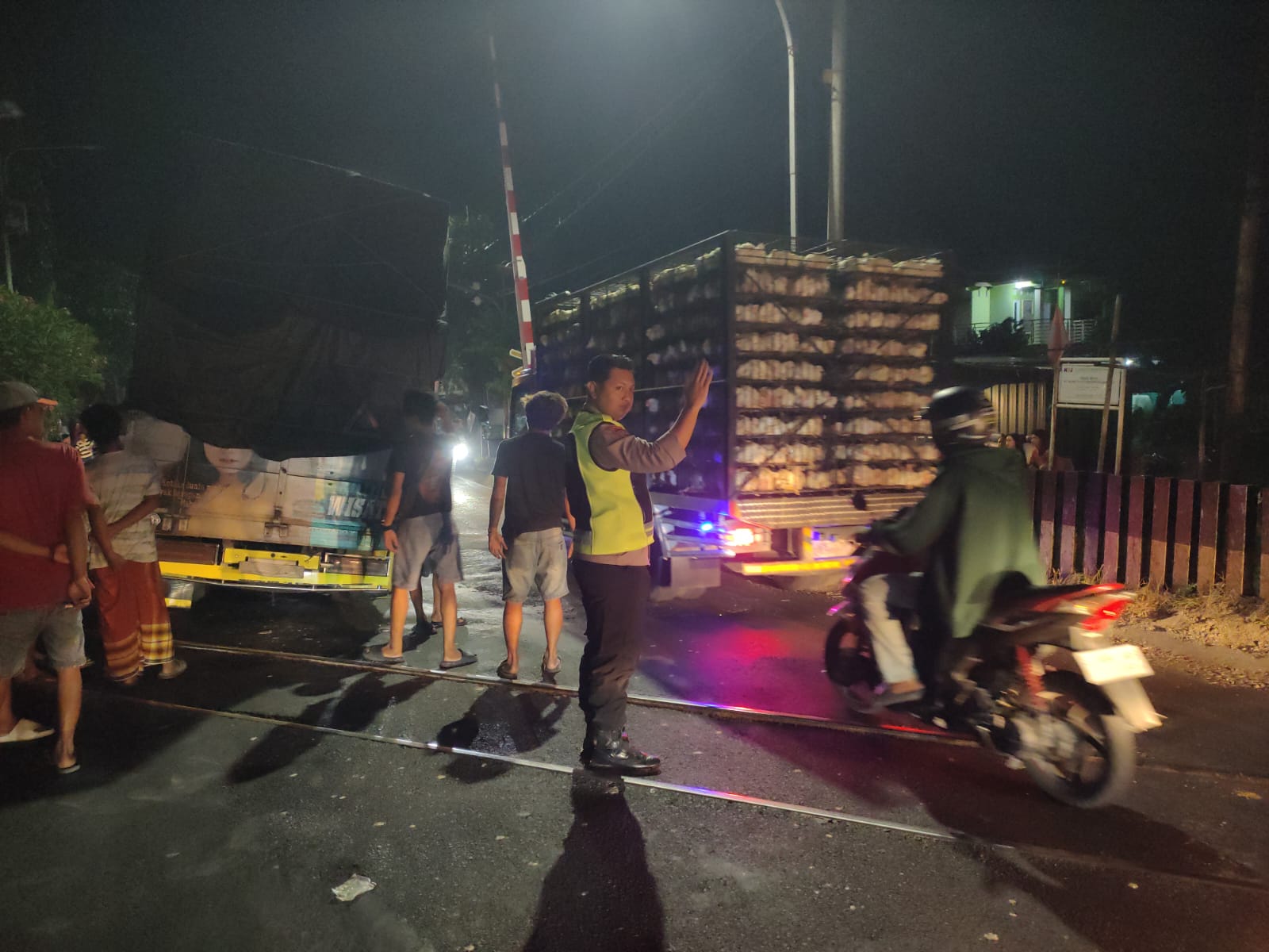 Respon Cepat Polsek Baureno Tanggapi Laporan Pengaduan Masyarakat, Truck Mogok Di Tengah Perlintasan Kereta Api