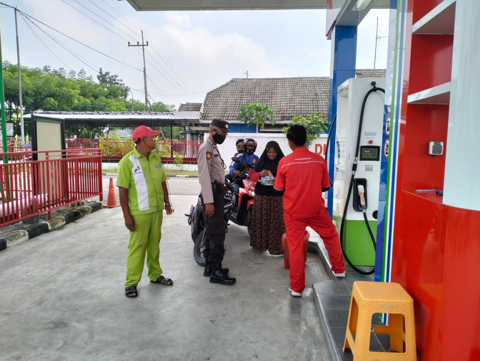 Pasca Penyesuaian Harga BBM Non Subsidi, Polsek Kepohbaru Intensifkan Patroli di SPBU