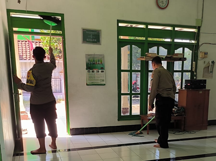 Anggota Polsek Bubulan Gelar Bakti Religi Di Tempat Ibadah