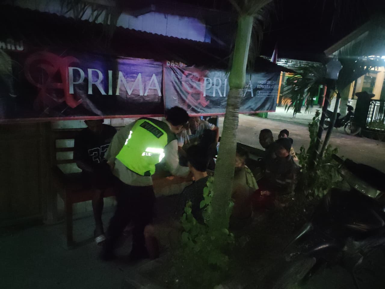 Polsek Kapas Gelar Patroli Sapa Malam di Desa Bogo, Personel Menyapa Sejumlah Warga