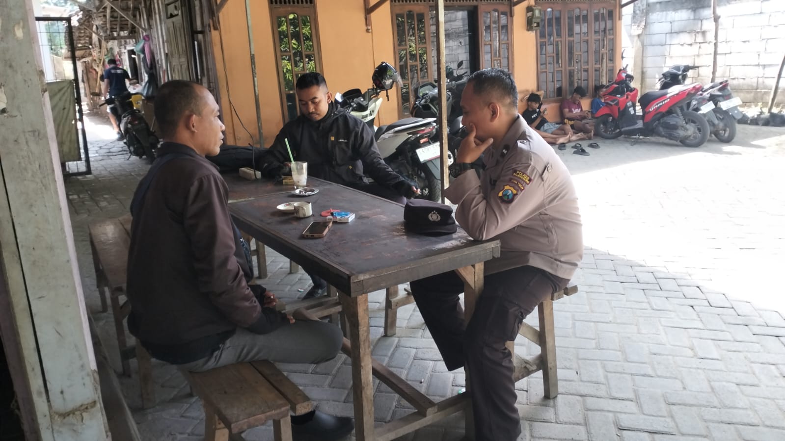 Antisipasi Tindak Kejahatan 3C, Polsek Trucuk Laksanakan Patroli Dialogis Siang Hari Di Warung Kopi