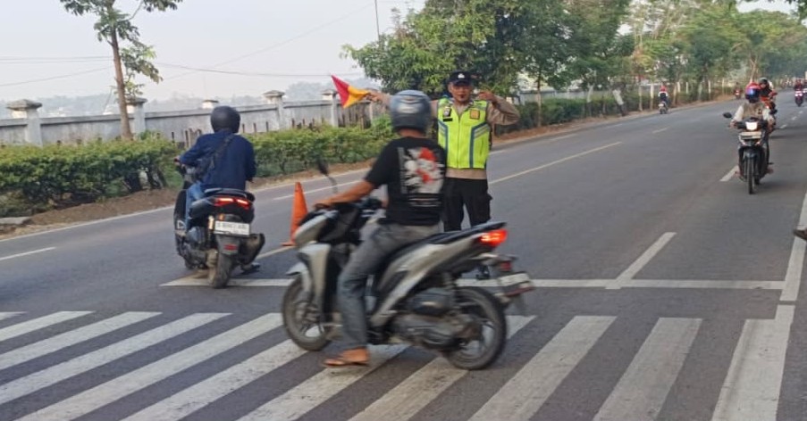 Tingkatkan Giat Sapa Pagi, Anggota Polsek Sumberrejo Atur Lalu Lintas Cegah Kemacetan Di Jalan
