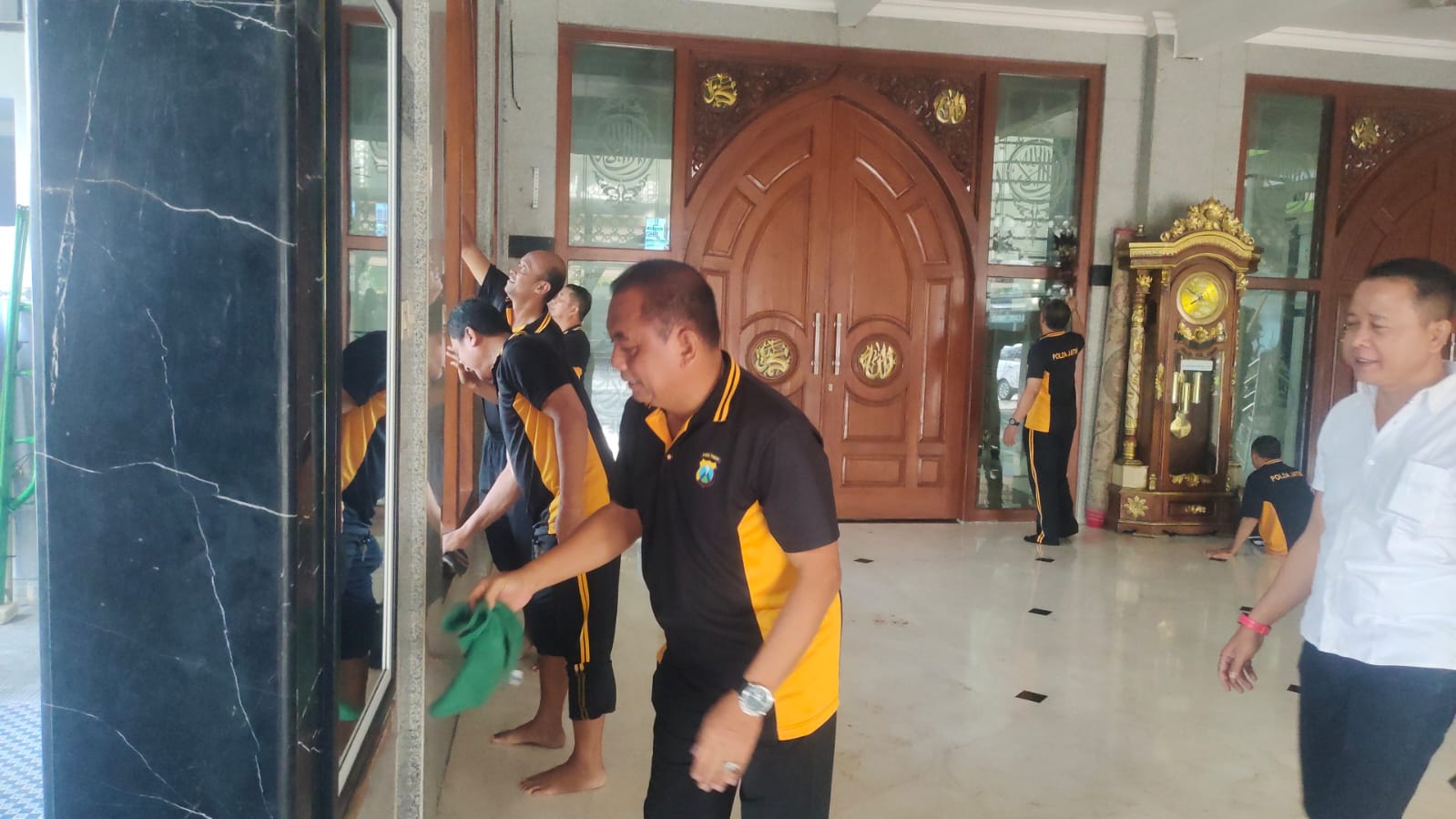 Sambut Hari Bhayangkara ke-80, Polsek Bojonegoro Kota Gelar Bakti Religi di Masjid Baiturrahman