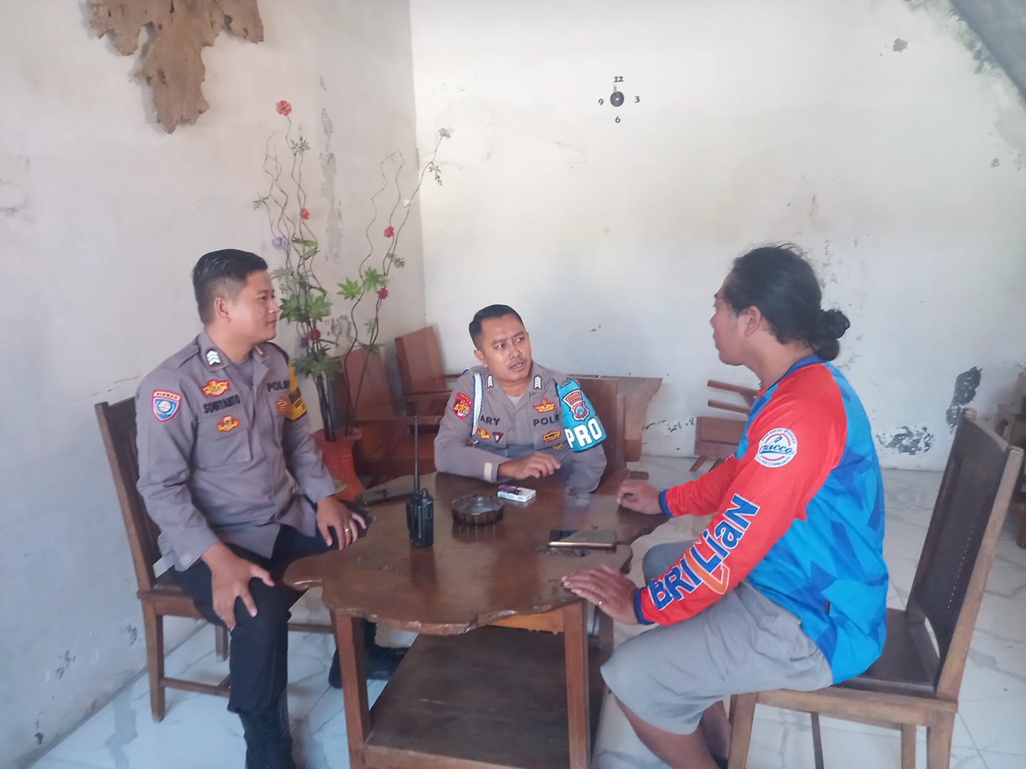 Anggota Polsek Gondang Giat patroli Dialogis dengan warga Desa.