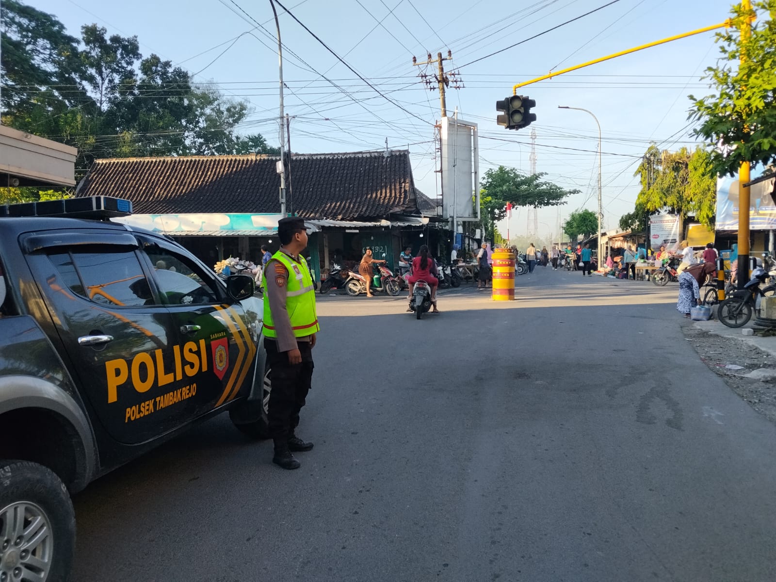 Cegah laka lantas Polsek Tambakrejo laksanakan pengaturan Pagi di jalur padat kendaraan