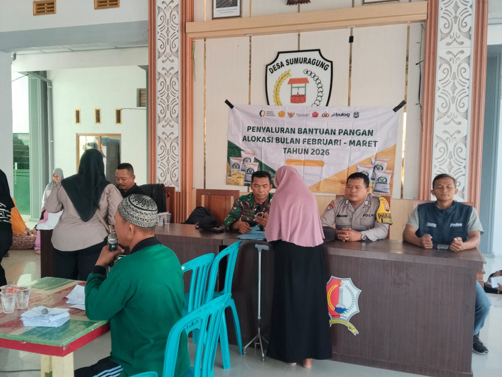Berikan Rasa Aman Polsek Sumberrejo Hadir Dalam Kegiatan Pengamanan Penyaluran Beras Dari Bulog