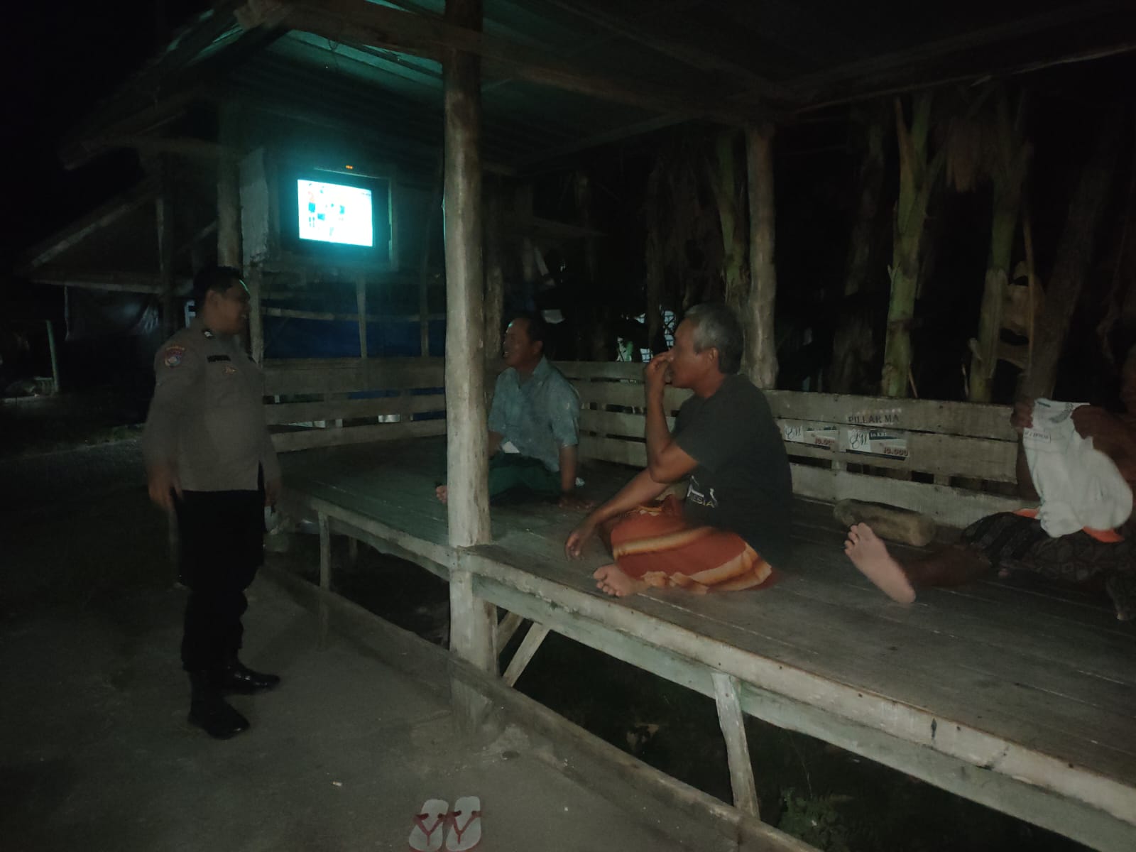 Bhabinkamtibmas Polsek Baureno Sambang dan Dialog Kamtibmas Bersama Warga Desa Pada Malam Hari