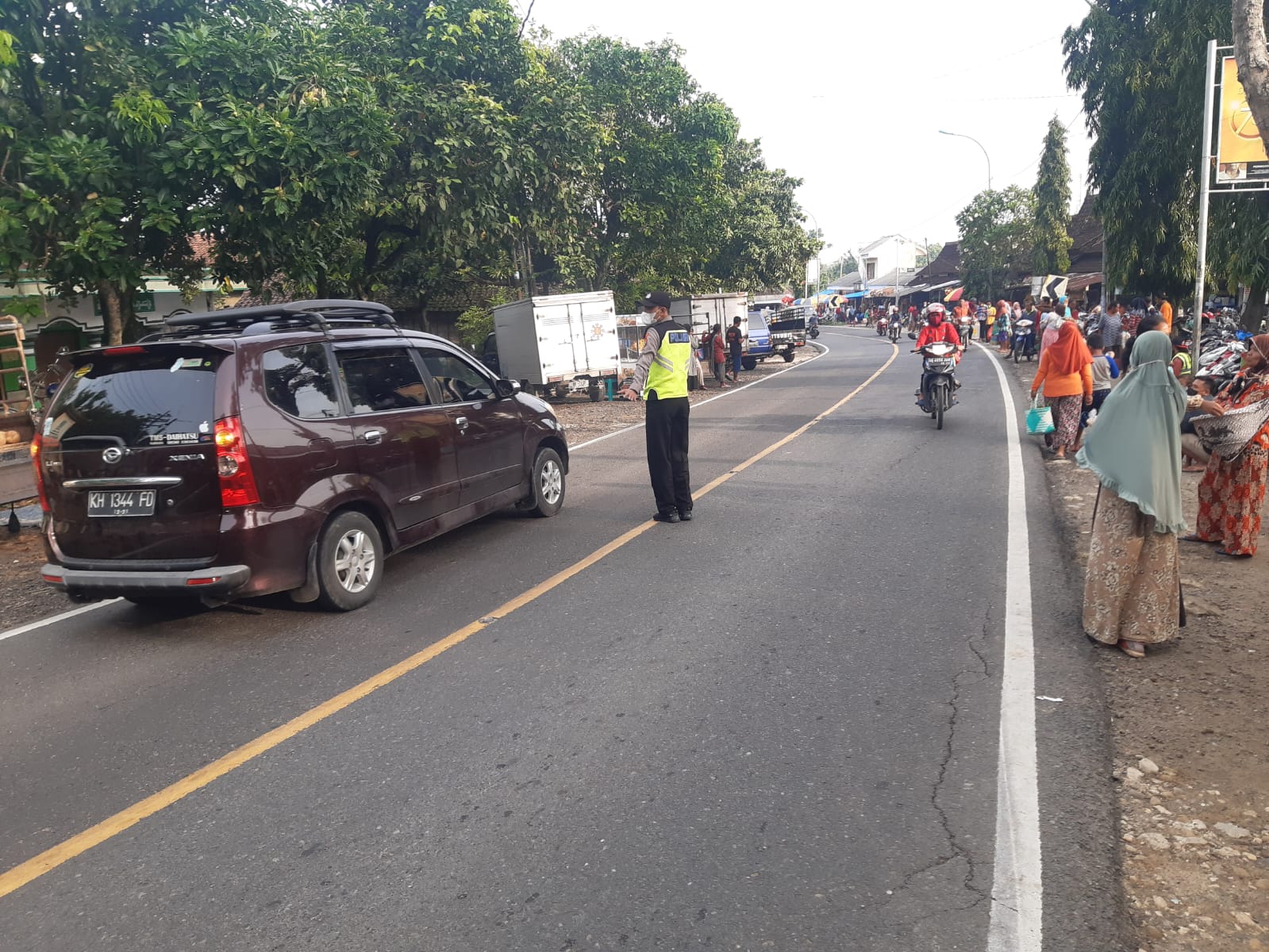 Polsek Margomulyo Pengaturan Arus Lalulintas di Pasar Gubuk Dhuwur Desa Margomulyo