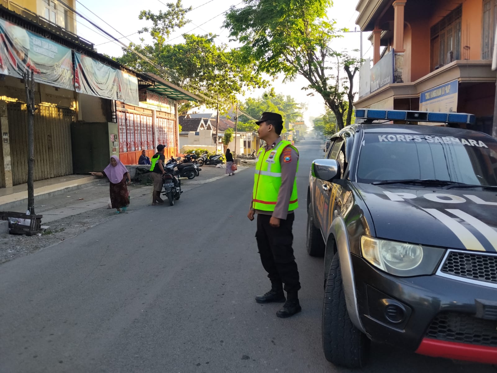 Polsek Tambakrejo laksanakan pengaturan Pagi di jalur padat kendaraan