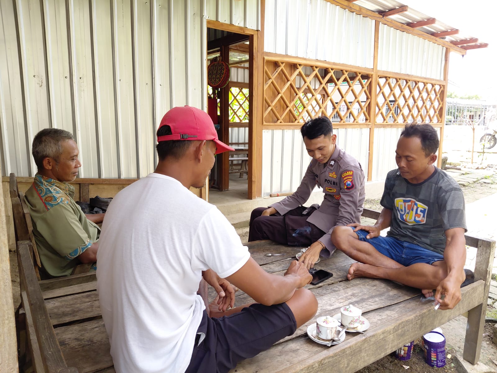 Petugas Jaga Polsek Bubulan Lakukan Patroli Dialogis Dan Berikan Himbauan Kamtibmas