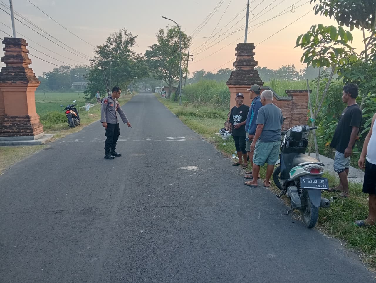 Respon Cepat Polsek Padangan Tangani Lakalantas hingga Evakuasi Korban di Jalan Desa Ngradin