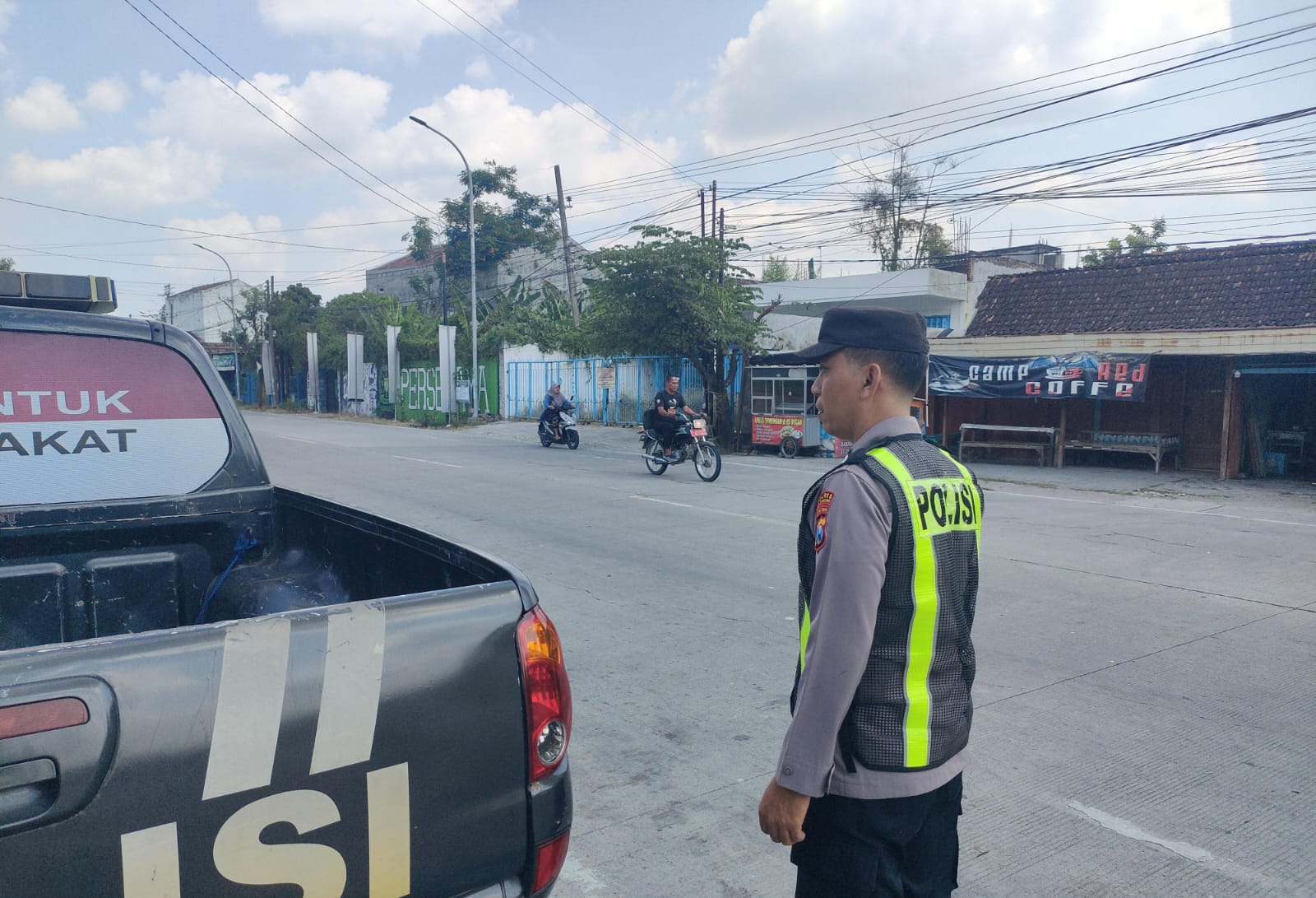 Personil Polsek Ngraho Laksanakan Patroli Siang Hari di Jalan Raya untuk Antisipasi Tindak Kejahatan 3C *