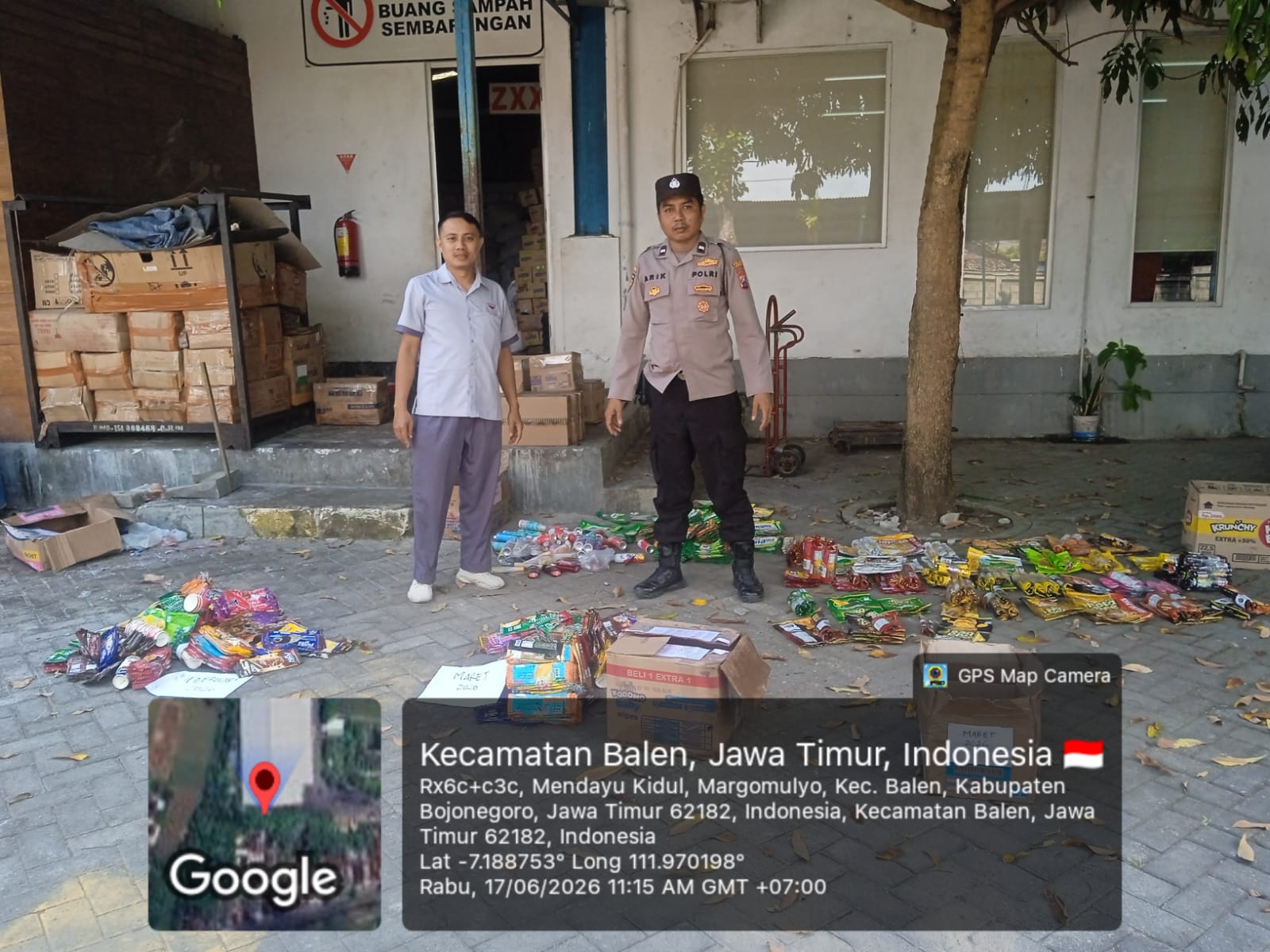 Polsek Balen kawal pemusnahan produk rusak dan kadaluarsa