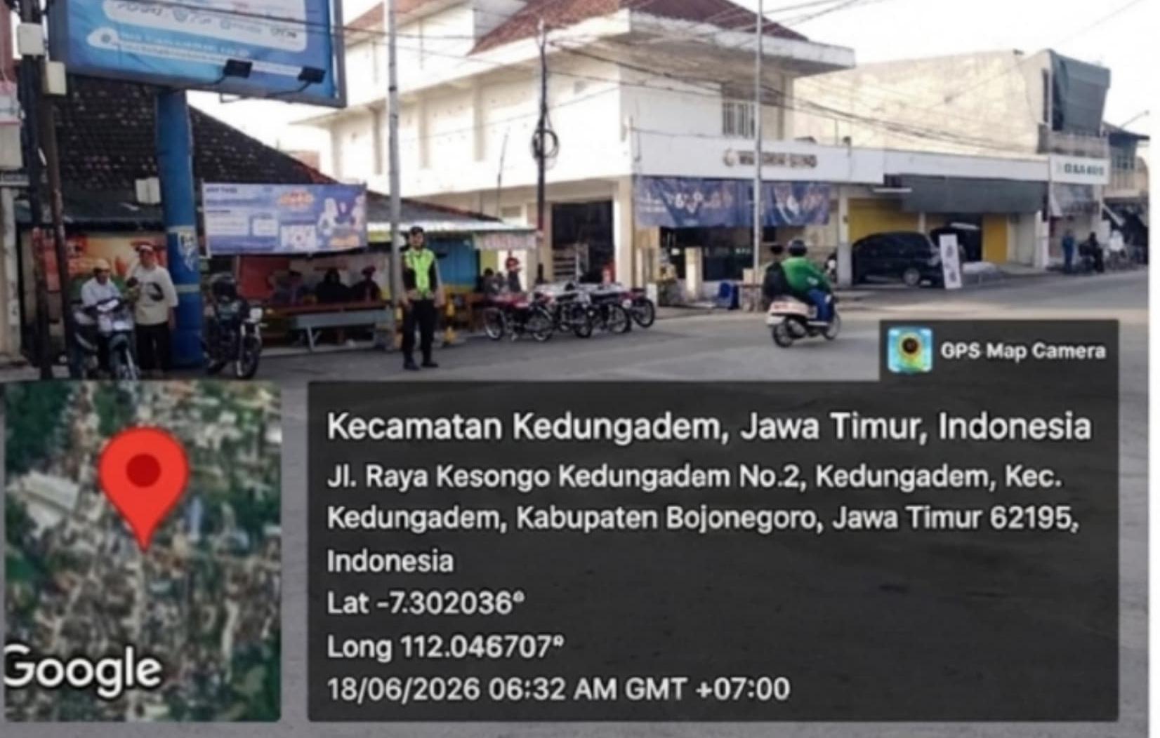 Sapa Pagi Polsek Kedungadem melaksanakan pengaturan lalin di Perempatan Pasar Kedungadem