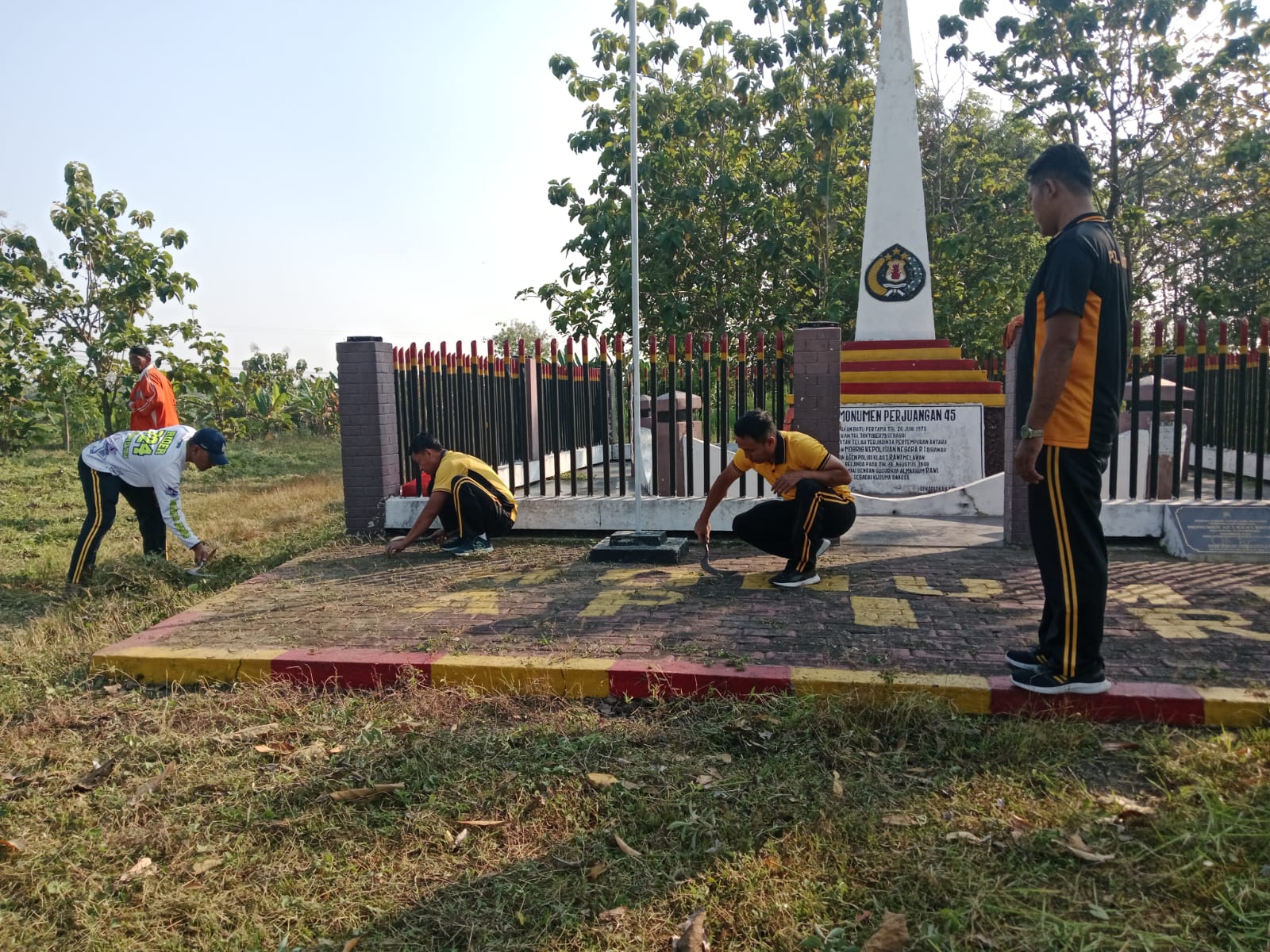 Jelang Hari Bhayangkara ke - 80 Polsek Ngasem Laksanakan Korve di Monumen Ap1 Rawi