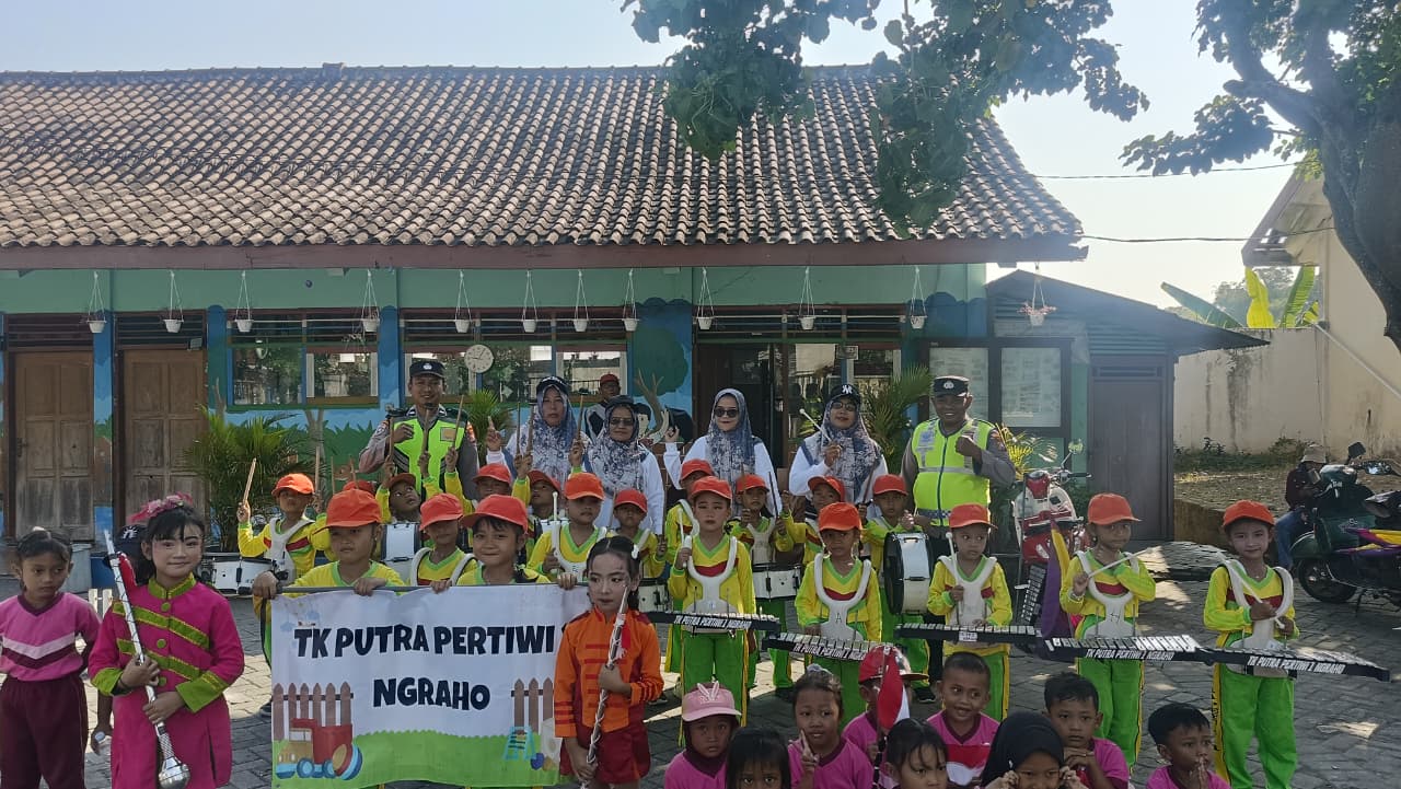 Polsek Ngraho Laksanakan Pengamanan dan Pengawalan Pawai Drum Band TK PUTRA PERTIWI 1 NGRAHO