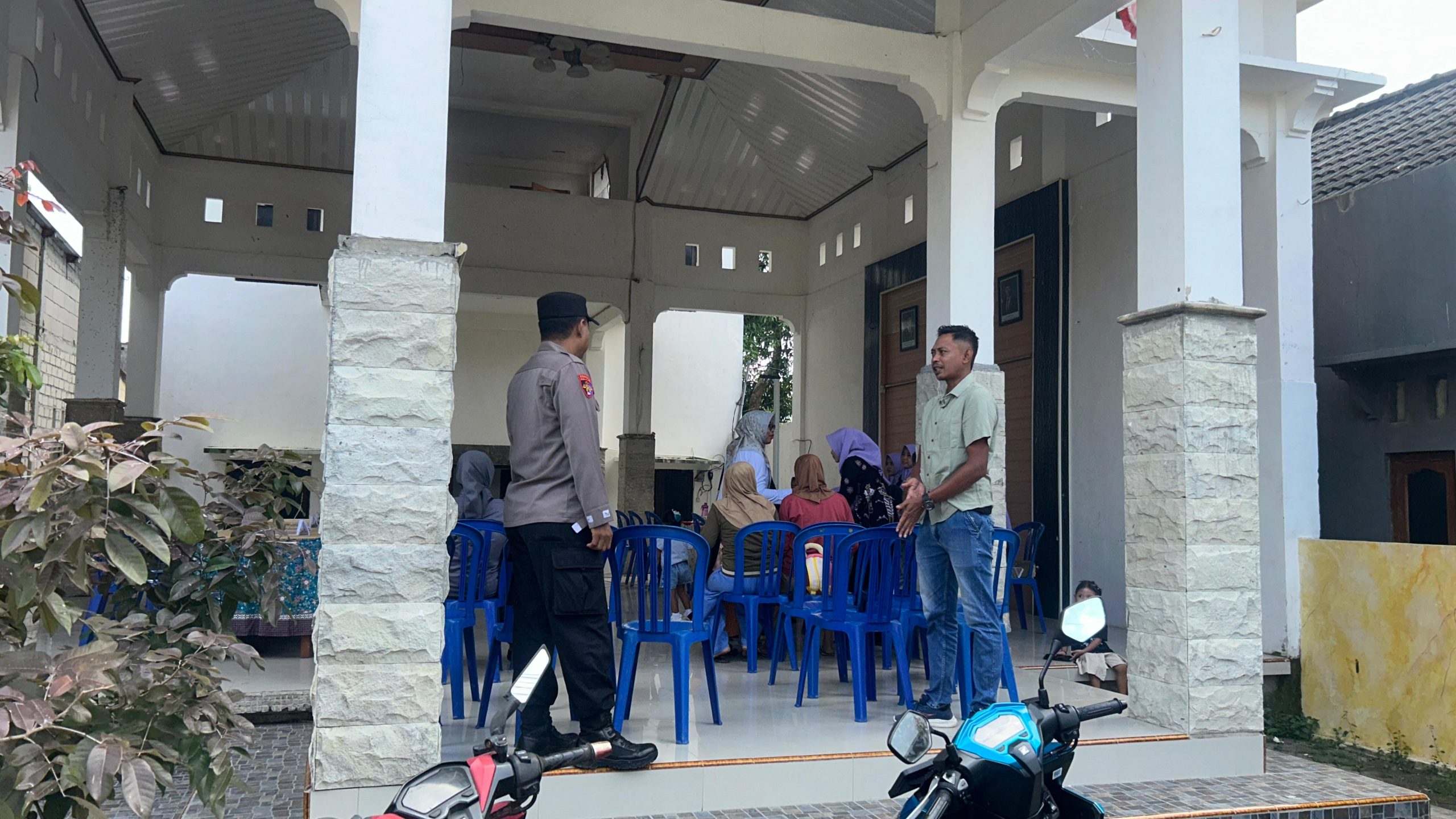 Bhabinkamtibmas Melaksanakan Kegiatan Sambang Warga