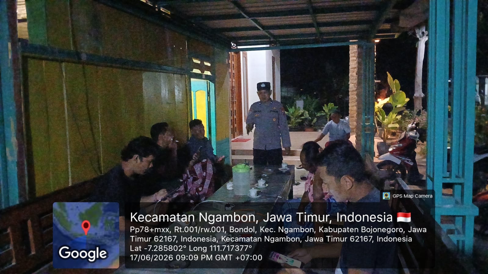 Kanit Binmas Polsek Ngambon sambang dengan warga di desa bondol Kec. Ngambon
