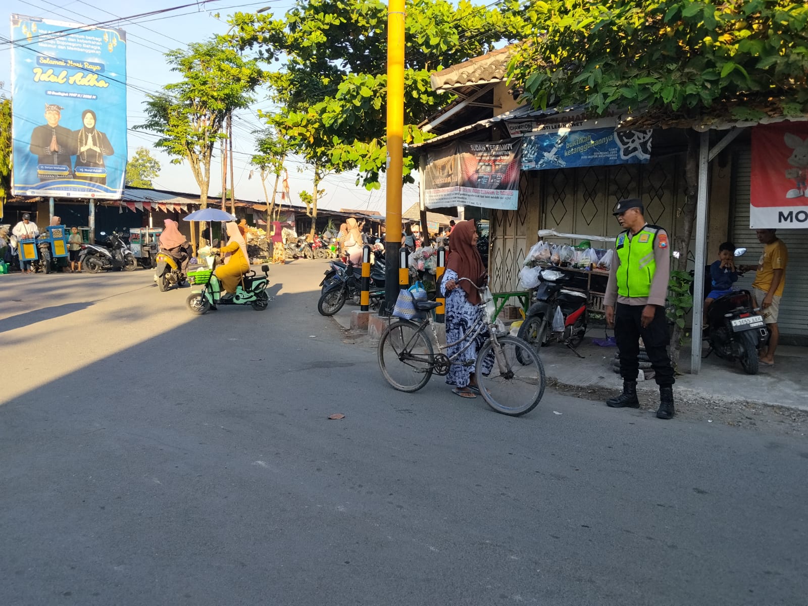 Cegah laka lantas Polsek Tambakrejo laksanakan pengaturan Pagi di jalur padat kendaraan