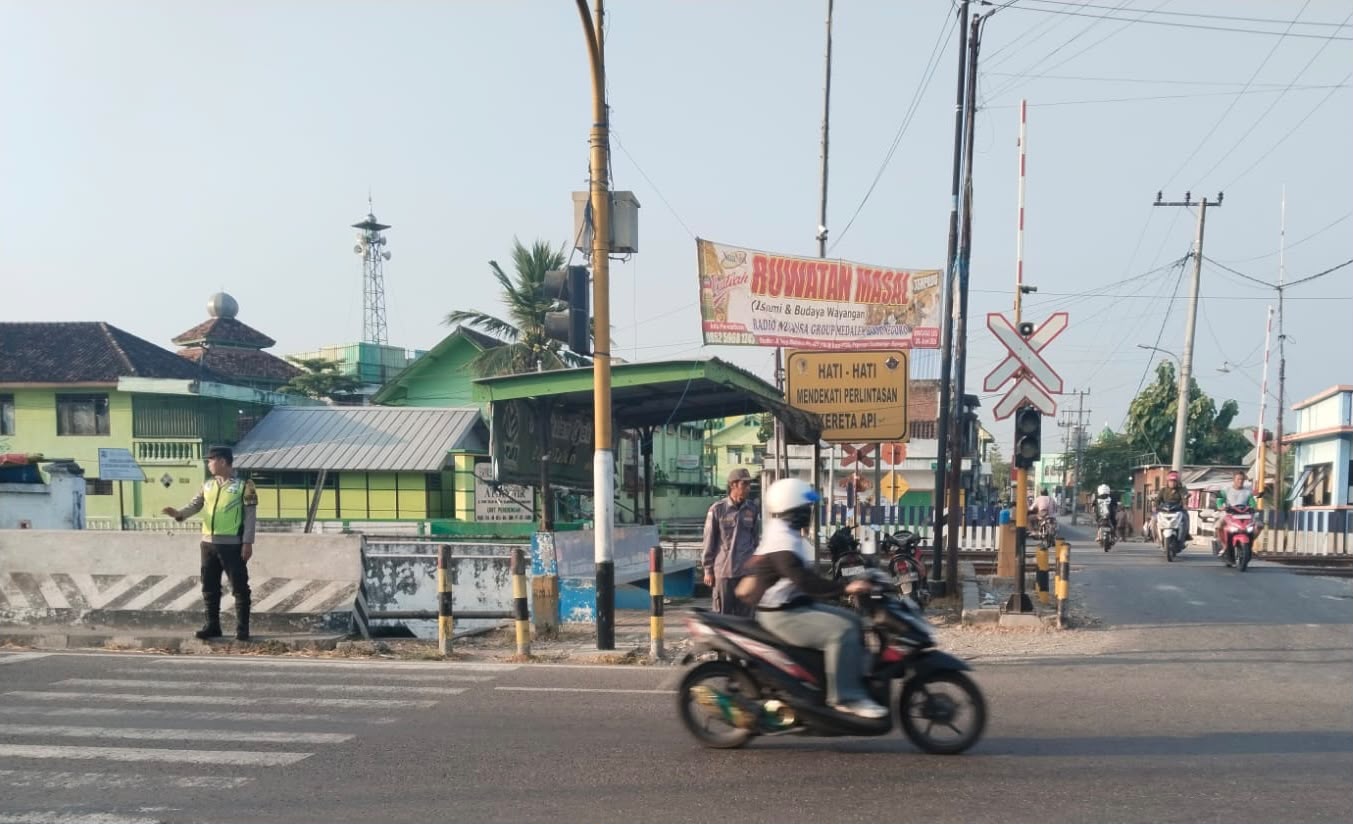 Lakukan Kegiatan Sapa Pagi, Anggota Polsek Sumberrejo Atur Lalu Lintas Cegah Kemacetan Di Jalan